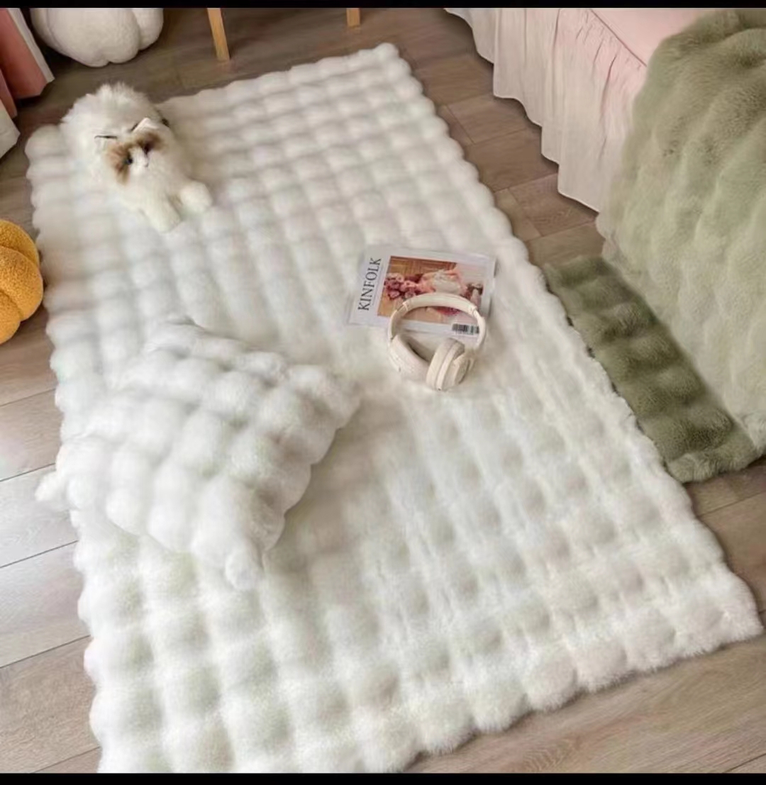The new imitation rabbit fur bubble velvet carpet, floor mat, foot mat, living room blanket, bedside blanket, bay window blanket, and indoor blanket are of high quality. The fabric is comfortable and soft, available in multiple colors, and the size is 60*90CM Item Picture