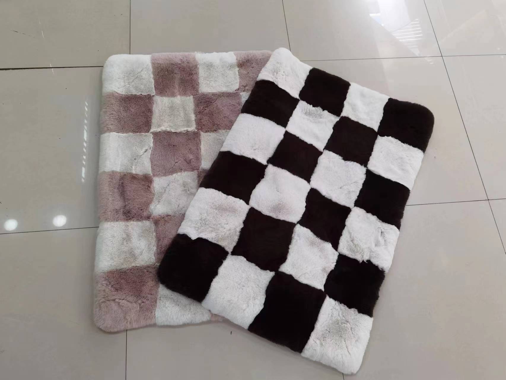 Imitation rabbit fur two-color patchwork checkered carpet, floor mat, floor mat, bay window mat, living room mat, bedside mat, anti-slip mat, door mat. Available in multiple colors. Size: 60*90CM details Picture