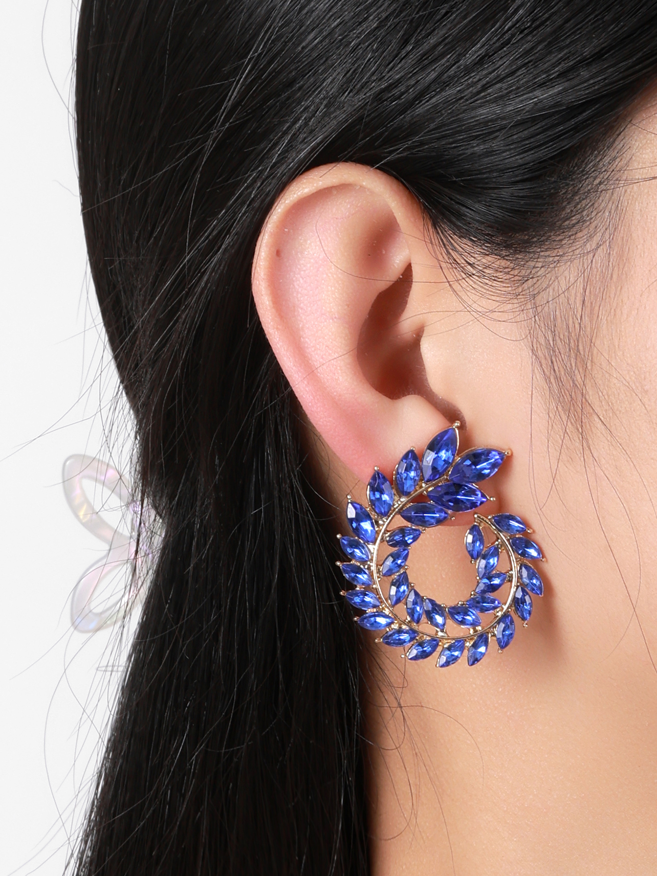 European and American foreign trade best-selling fashionable design vortex alloy leaf zircon stud earrings, exaggerated feather branch rear-hanging water diamond leaf ladies' stud earrings Application Scenario