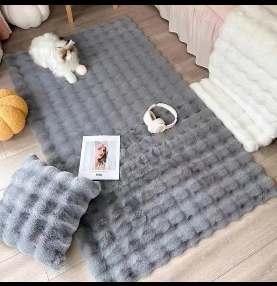 The new imitation rabbit fur bubble velvet carpet, floor mat, foot mat, living room blanket, bedside blanket, bay window blanket, and indoor blanket are of high quality. The fabric is comfortable and soft, available in multiple colors, and the size is 60*90CM Application Scenario
