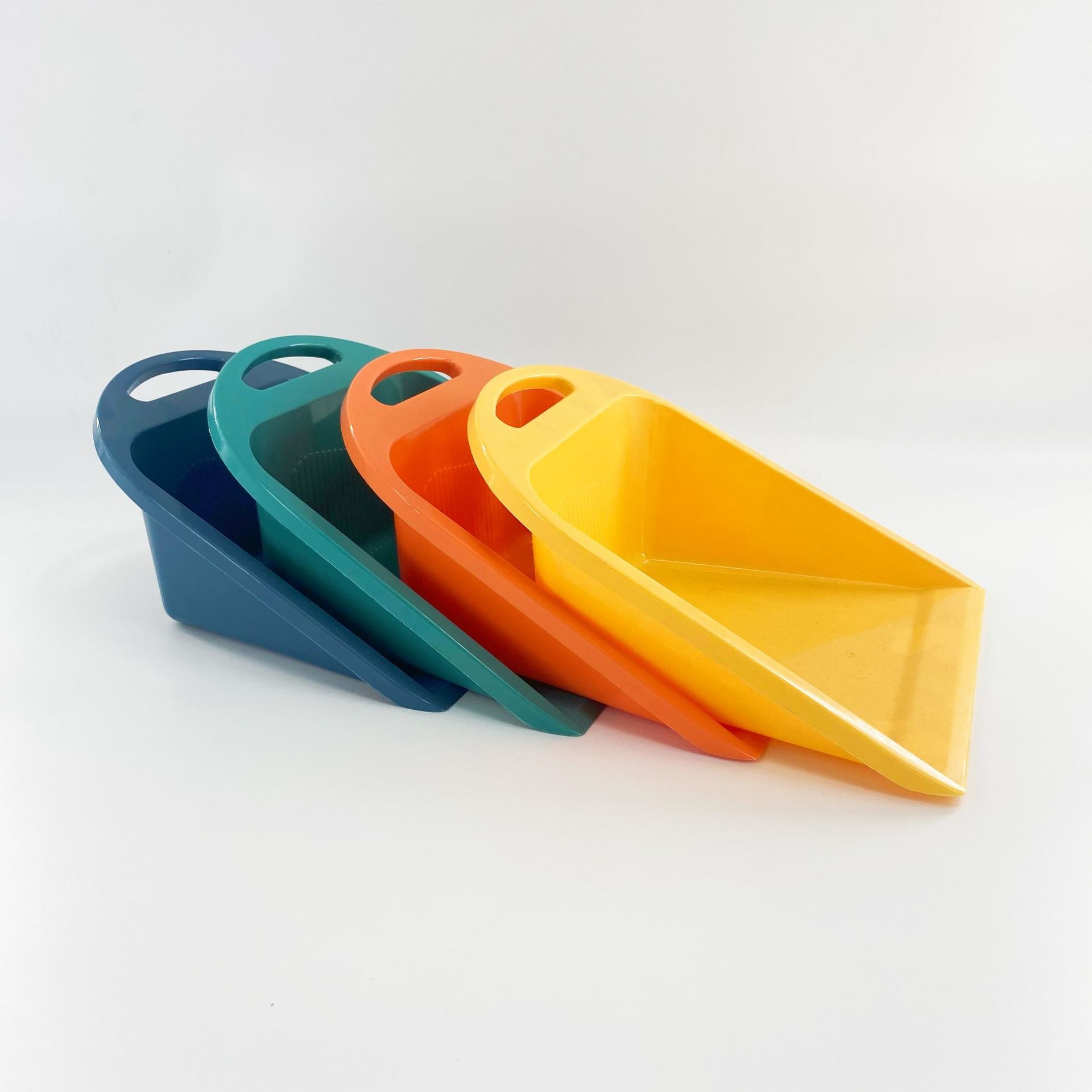 笆斗/塑料铲/簸箕白底实物图