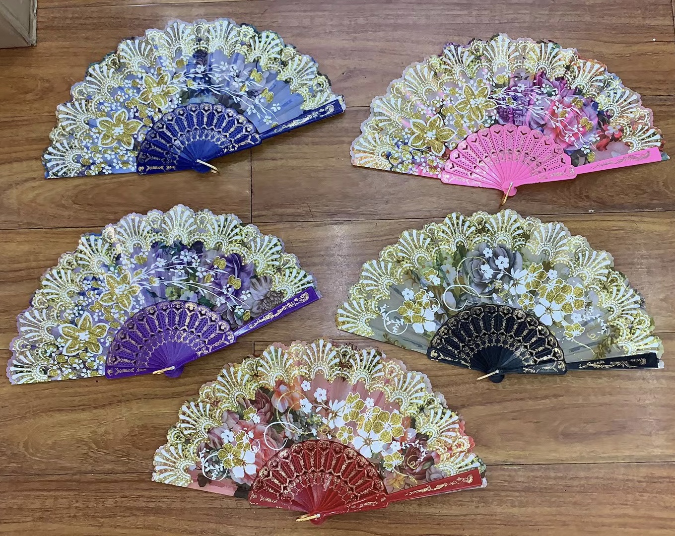 白色扇骨，扇面碎花花型混，扇面印金粉，龙骨扇架