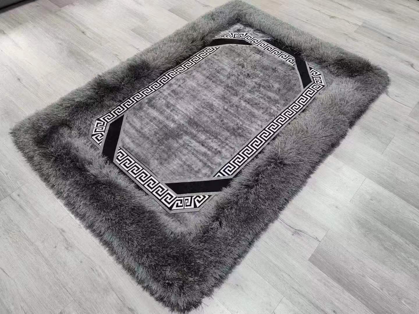 The new imitation wool spliced floor mat carpet, living room carpet, bedside carpet, foot mat, door mat, anti-slip mat and indoor carpet are of good quality. The fabric is comfortable, soft, hard and anti-slip. It comes in multiple colors and dimensions of 60*90CM Application Scenario