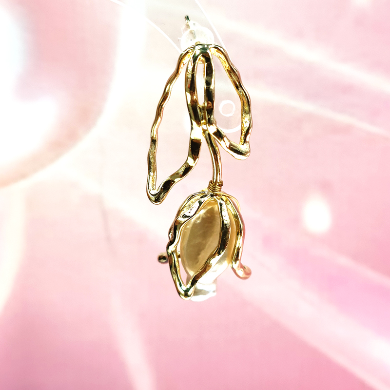 Yiwu Huibo Baodi 080003 Copper plated 14K gold tulip Baroque pearl earrings full figure