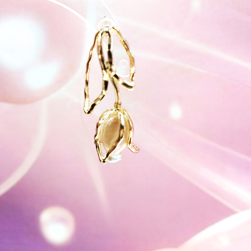 Yiwu Huibo Baodi 080003 Copper plated 14K gold tulip Baroque pearl earrings details Picture