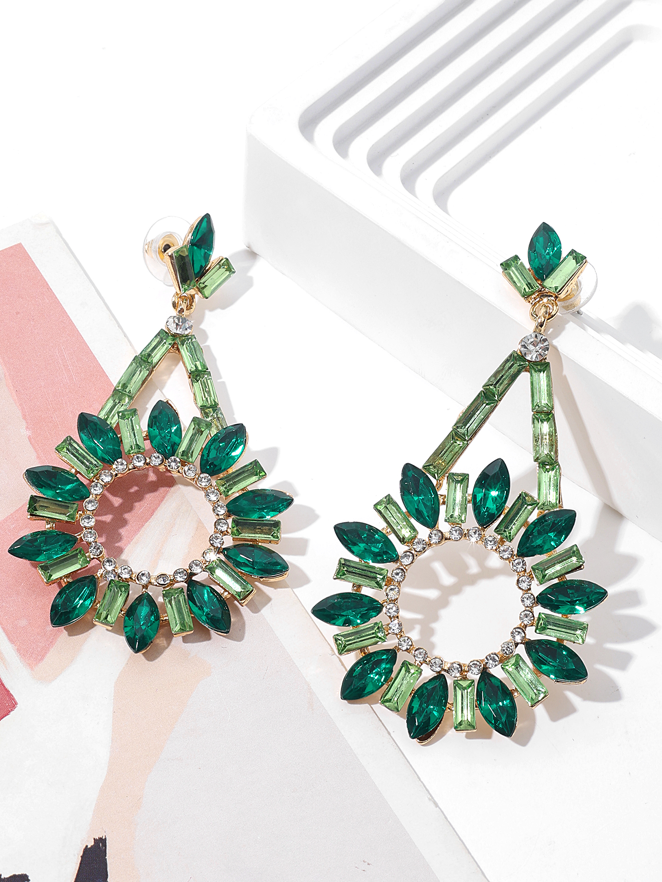 European and American diamond-encrusted circular geometric earrings, fashionable and retro high-end earrings, vintage Chinese-style ladies' stud earrings details Picture