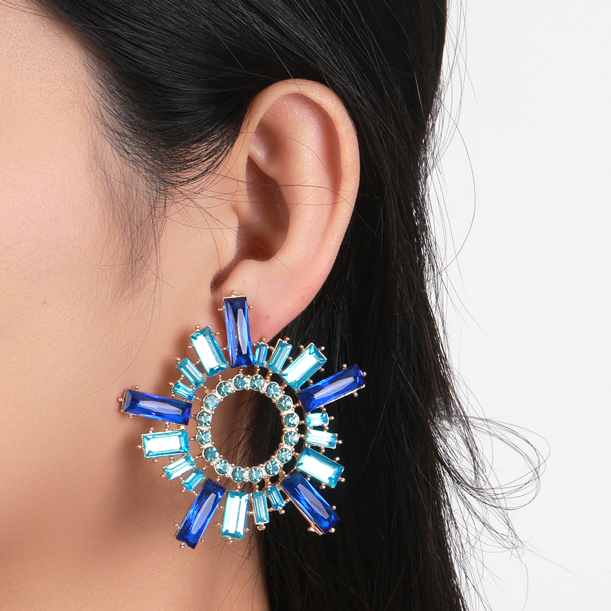 European and American creative, exaggerated, individual and elegant alloy diamond-encrusted sunflower-shaped earrings for women, fashionable, simple and super shiny stud earrings