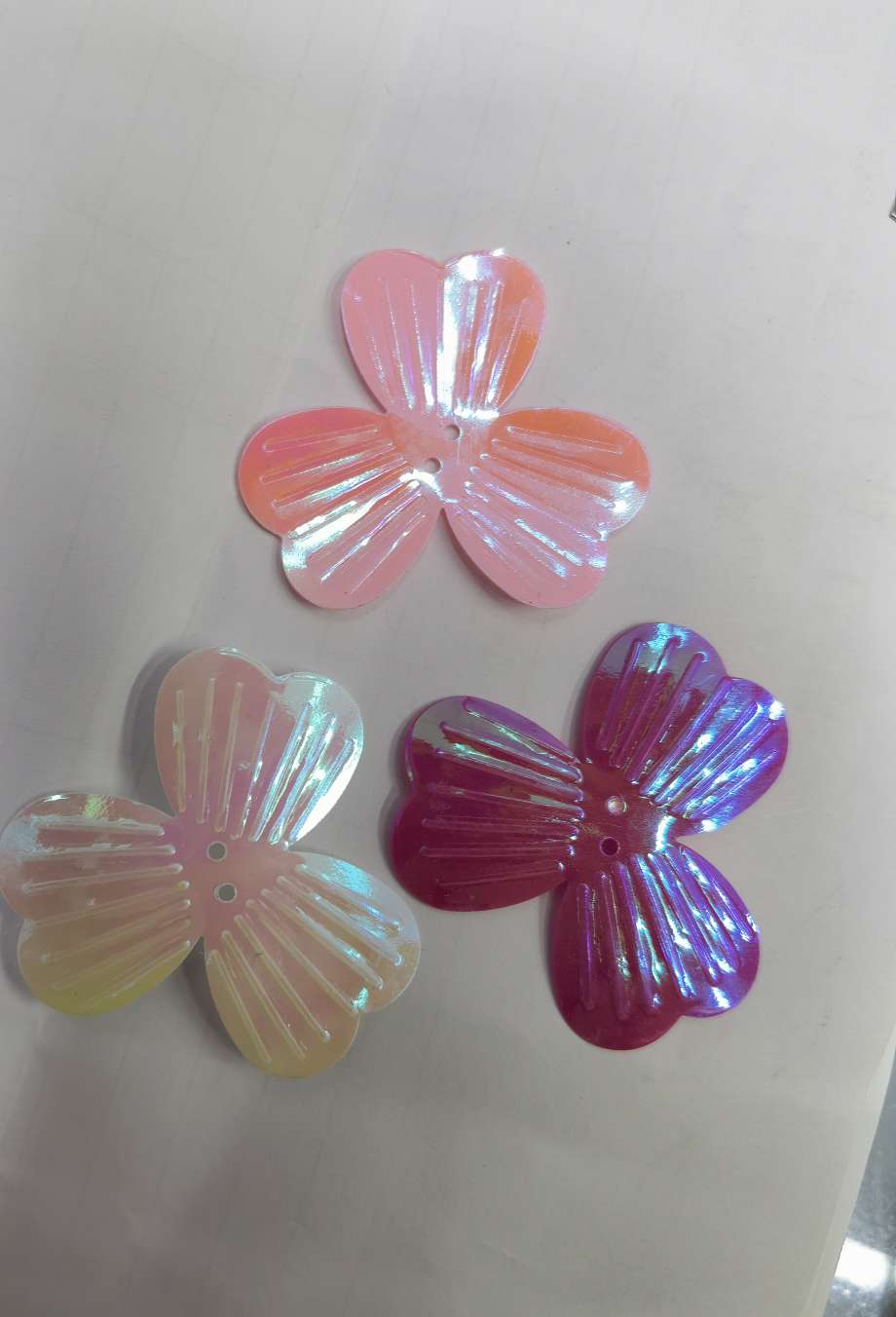20mm colorful three-leaf flower sequins, with a variety of colors, Jincan 140, suitable for various handicrafts, can be made environmentally friendly, and is deeply favored by customers, Jincan 137 detail image 3