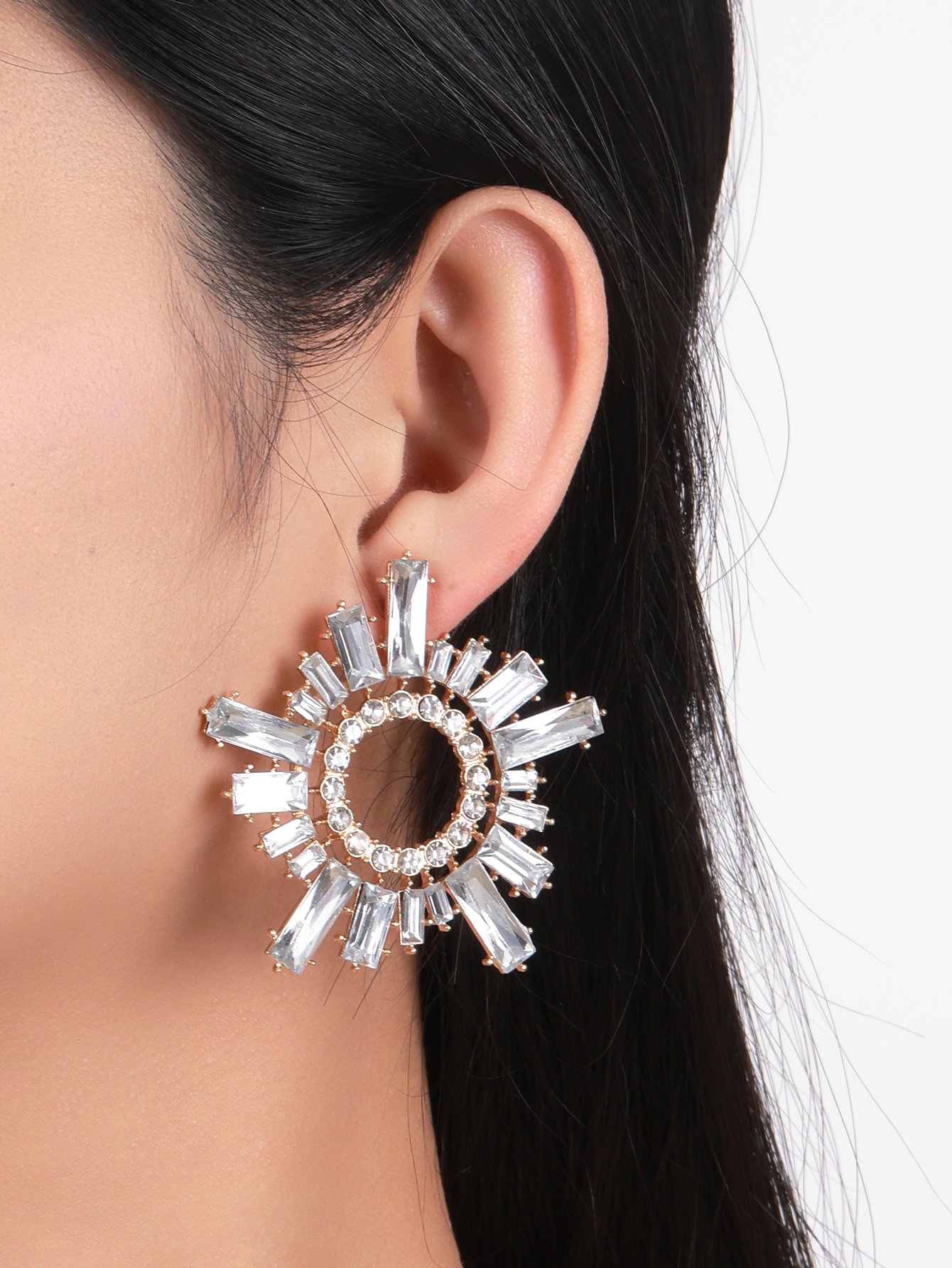 European and American creative, exaggerated, individual and elegant alloy diamond-encrusted sunflower-shaped earrings for women, fashionable, simple and super shiny stud earrings Application Scenario