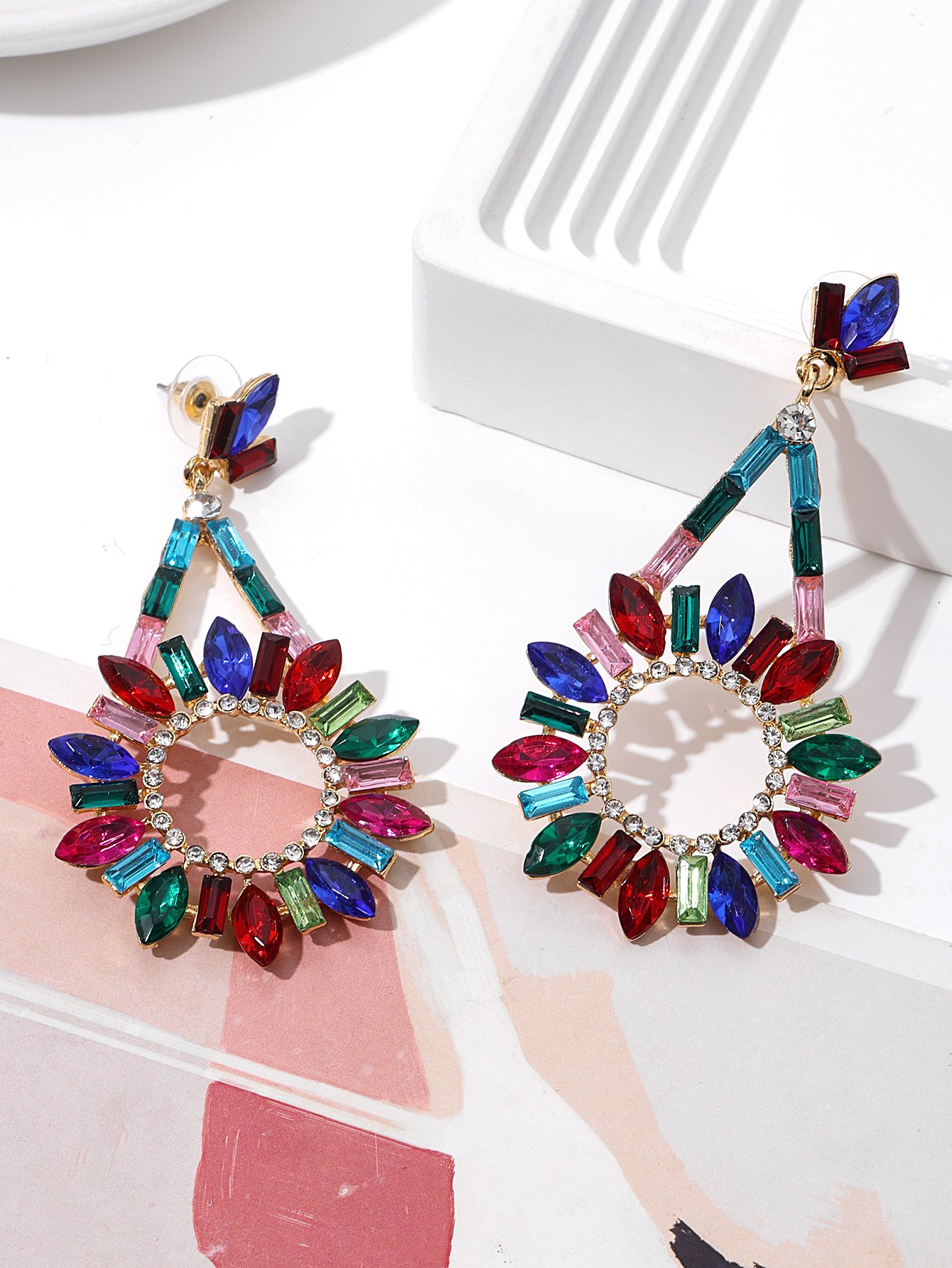 European and American diamond-encrusted circular geometric earrings, fashionable and retro high-end earrings, vintage Chinese-style ladies' stud earrings Specification image