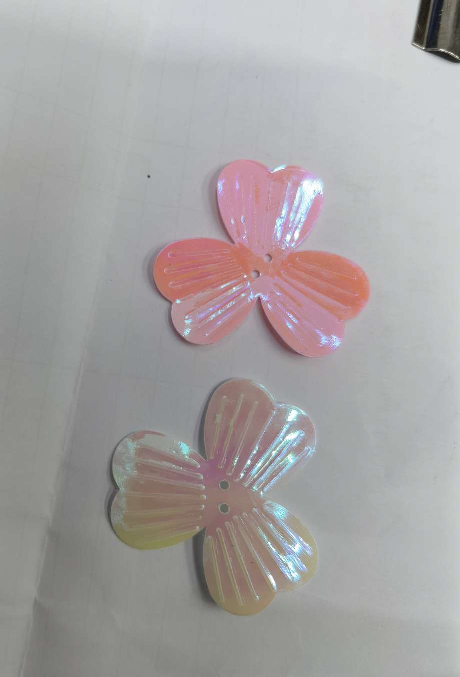 20mm colorful three-leaf flower sequins, with a variety of colors, Jincan 140, suitable for various handicrafts, can be made environmentally friendly, and is deeply favored by customers, Jincan 137 detail image 2