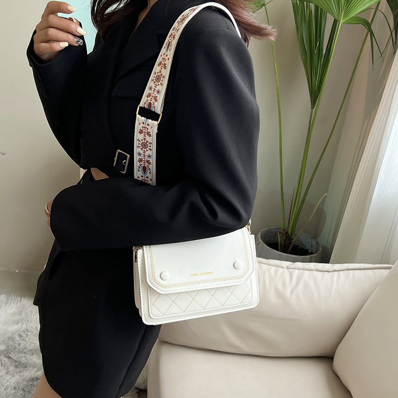 2022 new bag female Korean version of all casual western texture crossbody bag Fashion broadband single shoulder small square bag 340 details Picture