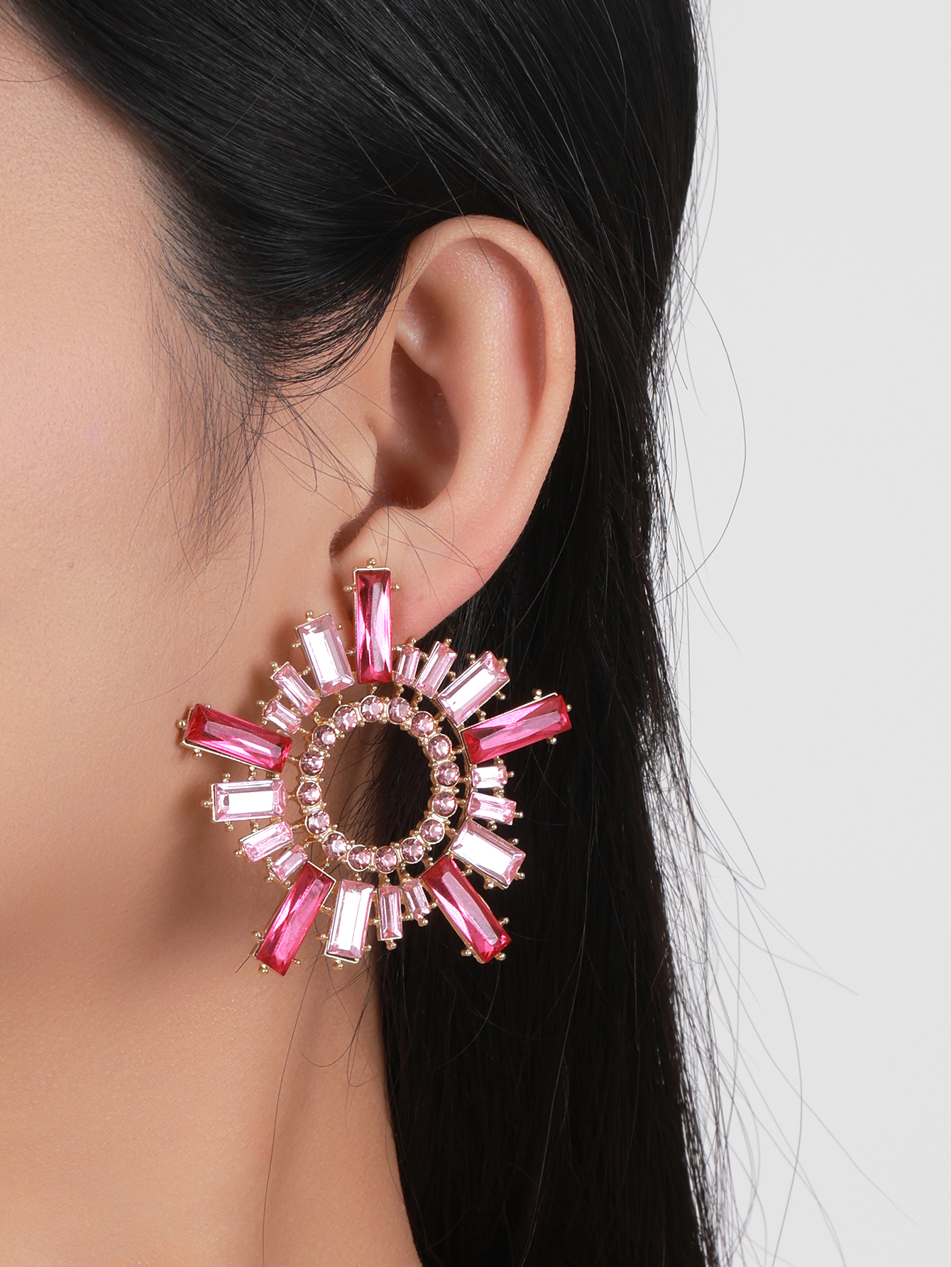 European and American creative, exaggerated, individual and elegant alloy diamond-encrusted sunflower-shaped earrings for women, fashionable, simple and super shiny stud earrings Specification image