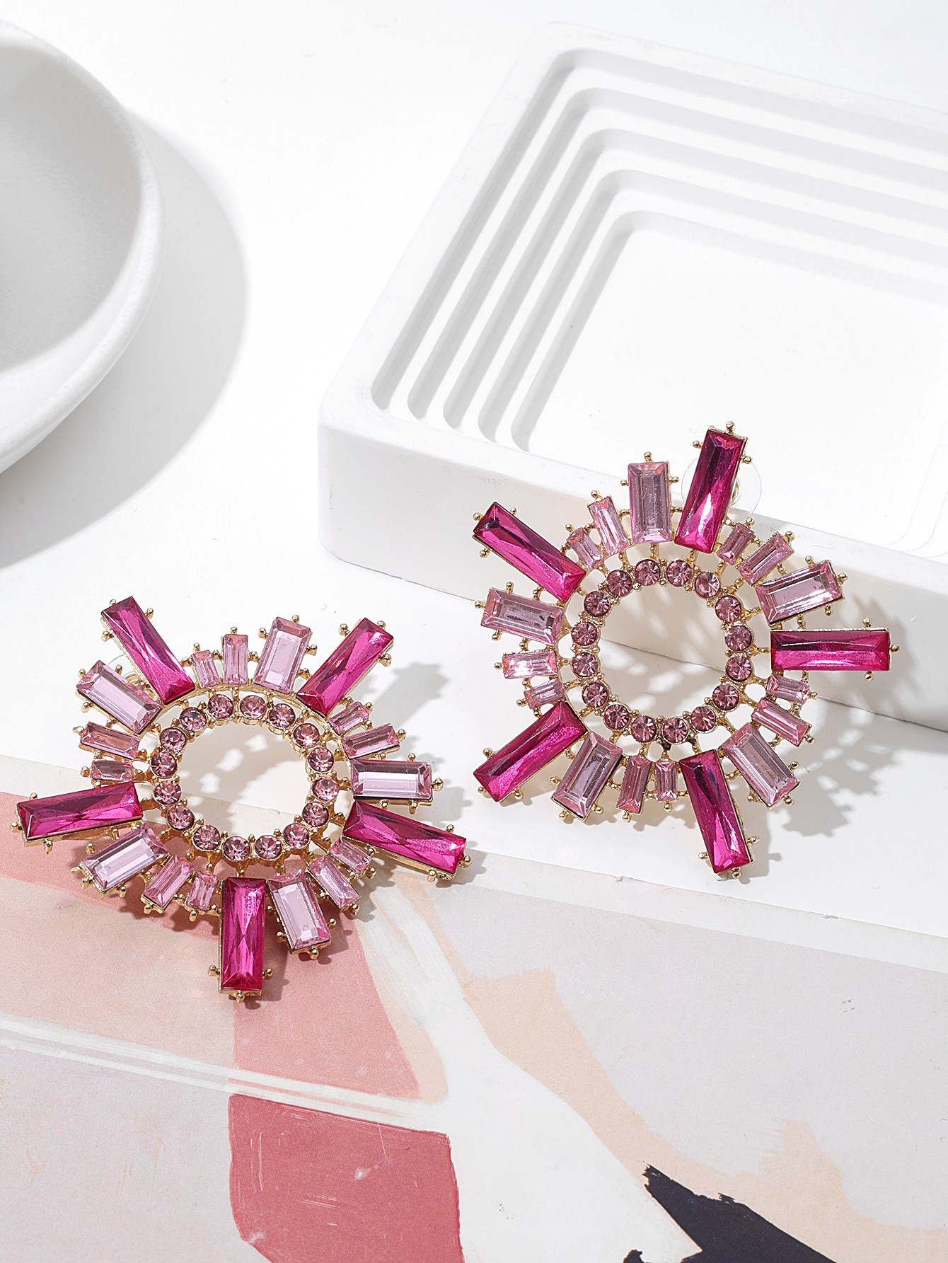 European and American creative, exaggerated, individual and elegant alloy diamond-encrusted sunflower-shaped earrings for women, fashionable, simple and super shiny stud earrings details Picture