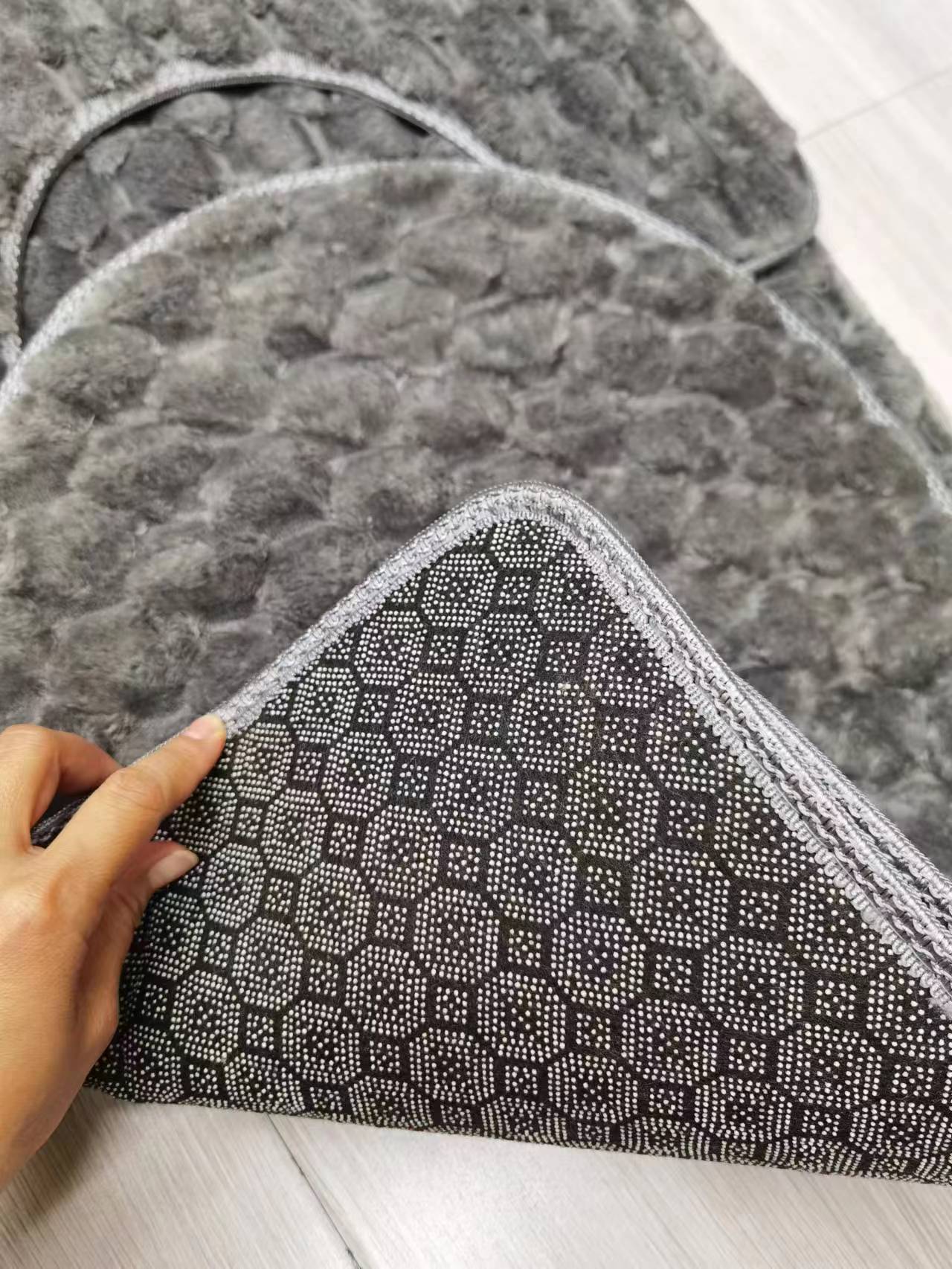 The new big gold turtle velvet toilet three-piece set, floor mat, bathroom combination mat, water-absorbing and anti-slip mat, foot mat, door mat and interior mat come in multiple colors. The fabric is comfortable and soft, with good anti-slip effect at the bottom. The size is 50*80cm series Item Picture
