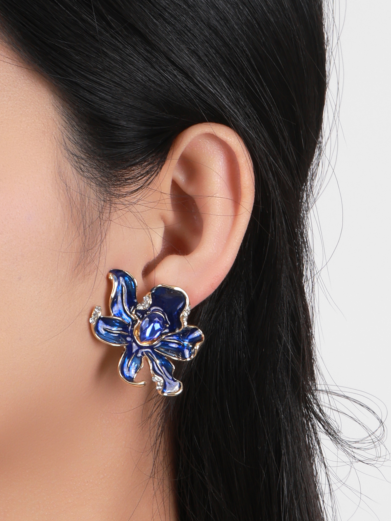 New European and American style metal flower design luxurious and high-end sweater, versatile floral temperament crystal ladies' stud earrings New European and American style metal flower design luxurious and high-end sweater, versatile floral temperament crystal ladies' stud earrings