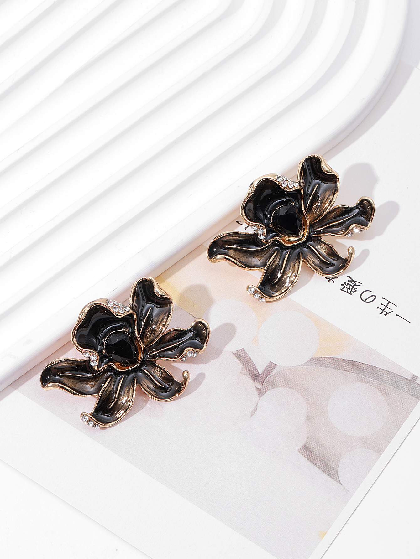 New European and American style metal flower design luxurious and high-end sweater, versatile floral temperament crystal ladies' stud earrings Item Picture
