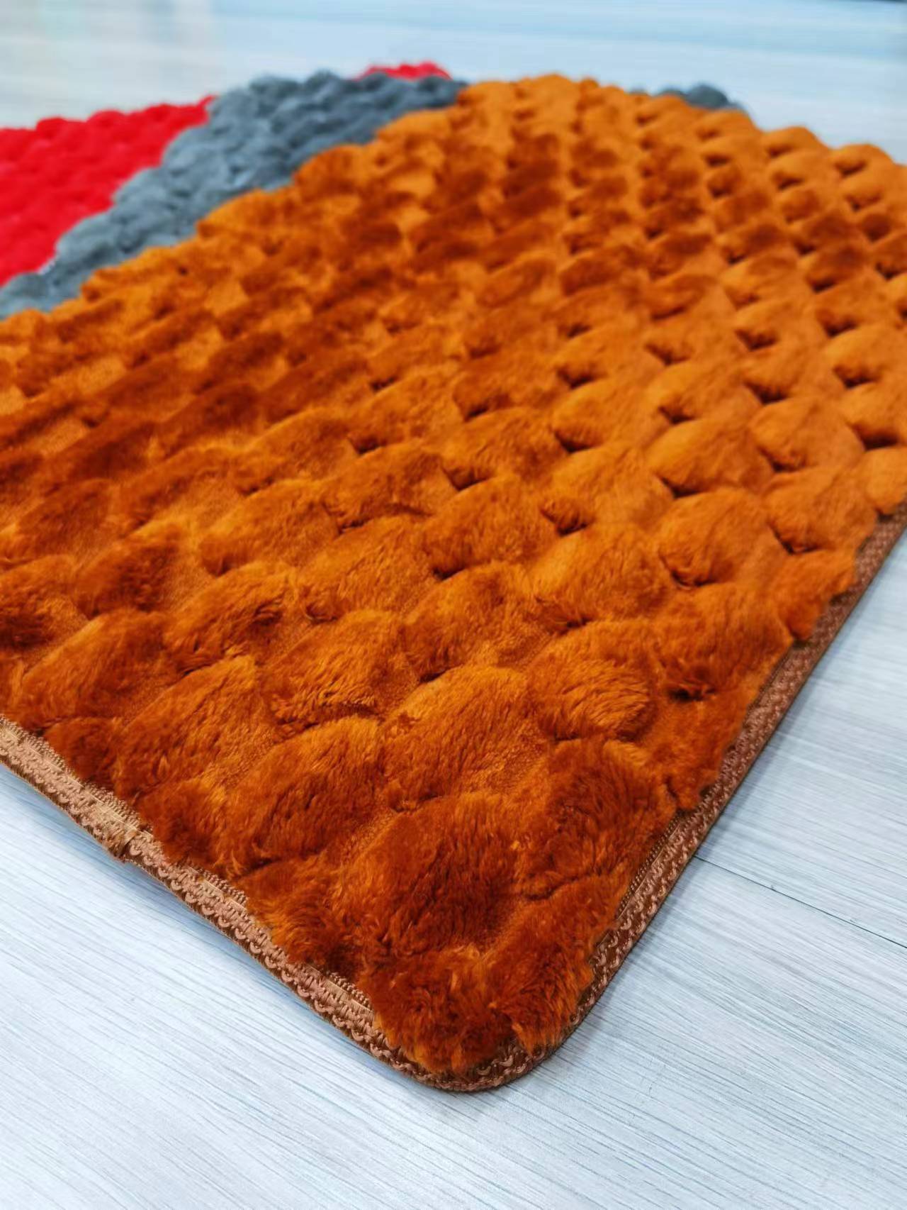 The new large golden turtle velvet floor mat, carpet floor mat, door mat, anti-slip mat, solid color three-dimensional mat, and indoor anti-slip mat come in multiple colors that can be mixed. The fabric is comfortable and soft, with good anti-slip effect at the bottom. The standard size is 40*60CM Specification drawing