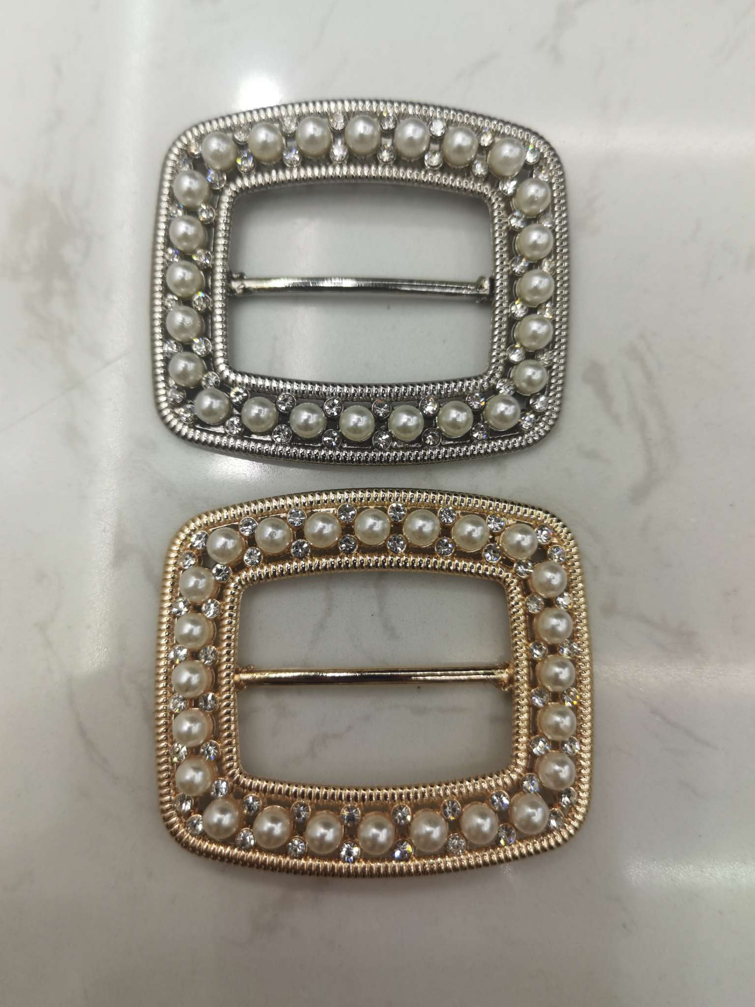 Hot-selling bestseller! High-end alloy accessories set with diamonds. Clothing accessories, enhance your fashion sense. Limited-time purchase, you'll regret it if you don't buy!