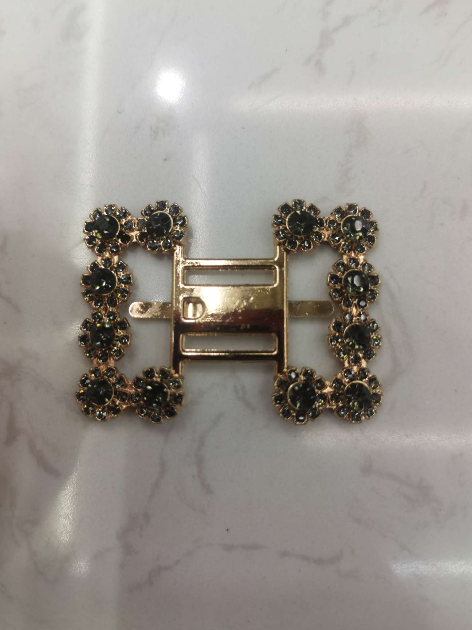Hot-selling bestsellers, high-end diamond-encrusted alloy accessories, clothing accessories, enhance your fashionable temperament. Limited-time purchase, you'll regret it if you don't buy!