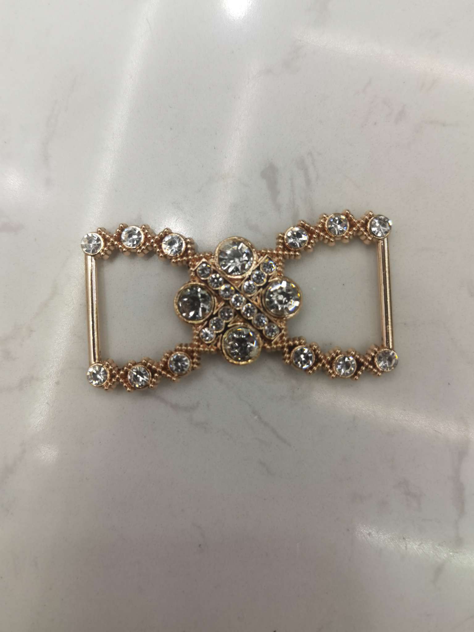 Hot-selling bestseller! High-end diamond-encrusted alloy accessories and clothing accessories. Enhance your fashion sense! Limited-time flash sale. You'll regret it if you don't buy!