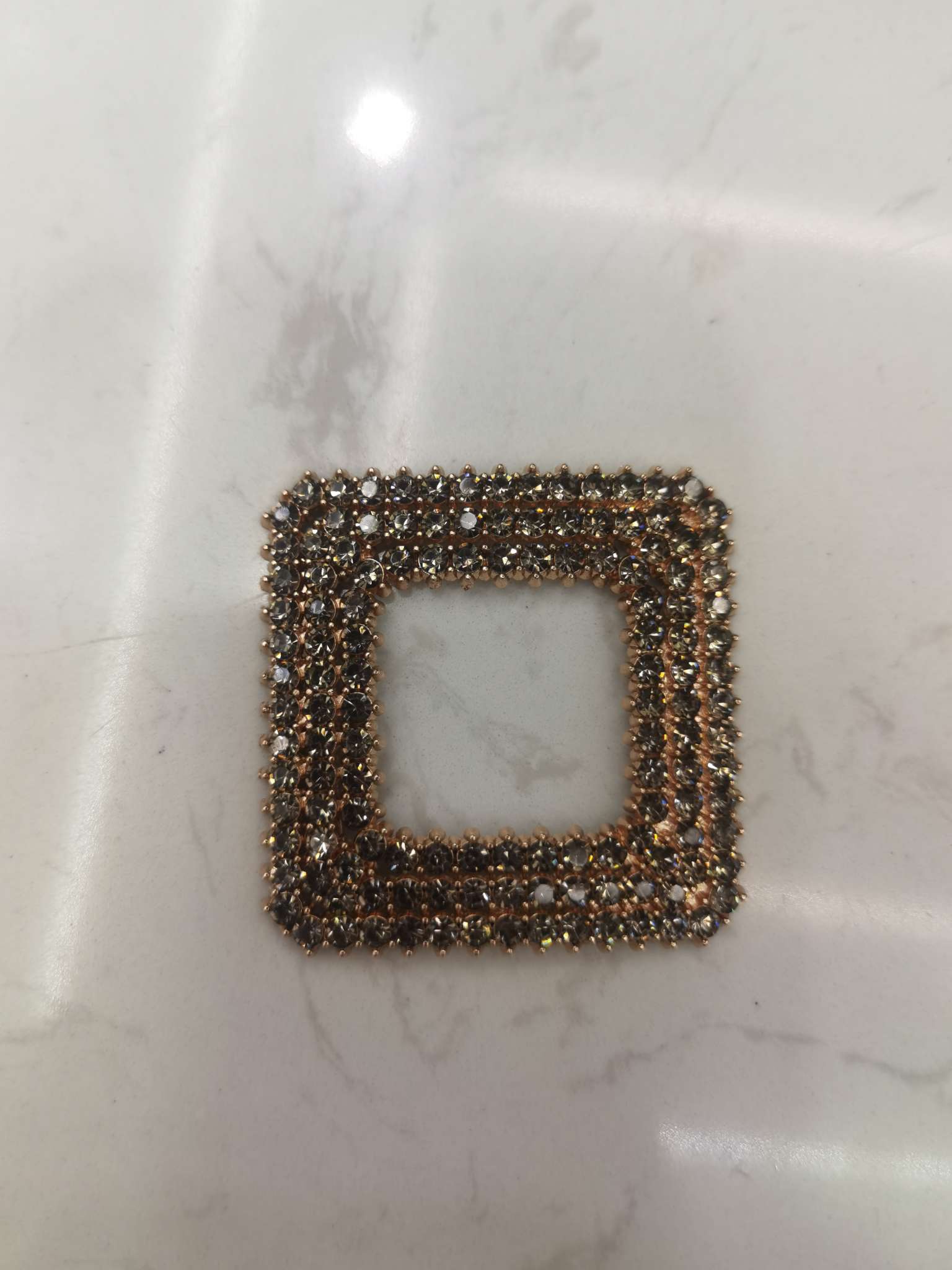 Hot-selling bestseller! High-end alloy accessories set with diamonds. Clothing accessories, enhance your fashion sense. Limited-time purchase, you'll regret it if you don't buy!