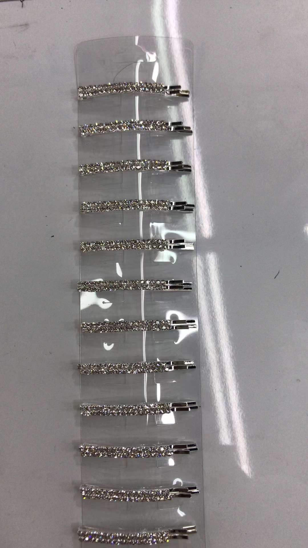 白底水钻发夹单排