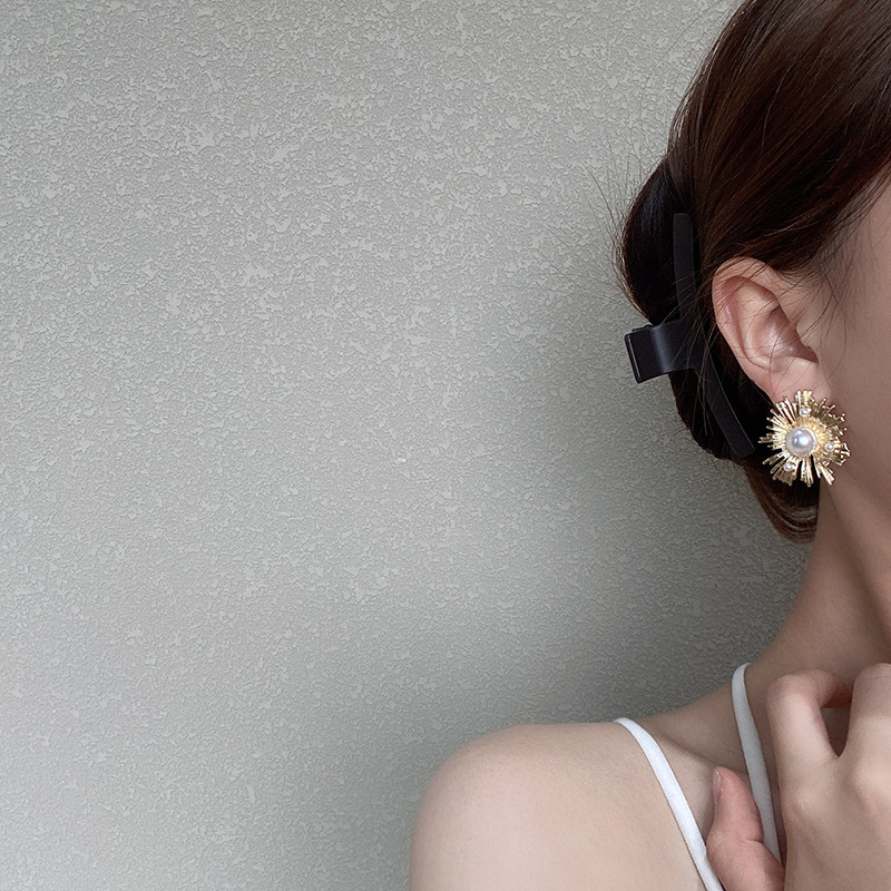 S925 Silver needle light luxury niche exaggerated sunflower earrings female ins trend network red temperament pearl stud earrings Application Scenario