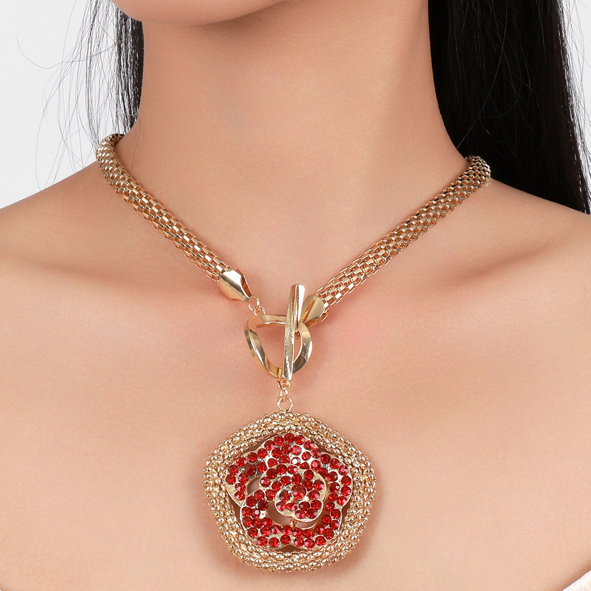 European and American fashion and individuality OT buckle alloy diamond-encrusted flower pendant necklace, light luxury and design sense, collarbone chain for ladies