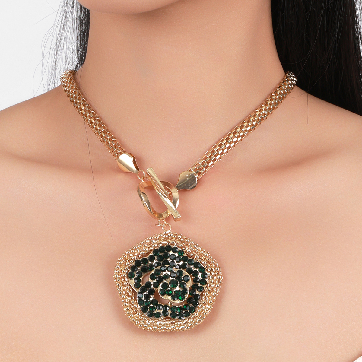 European And American Fashion Personality Ot Button Alloy Diamond-Encrusted Flower Pendant Necklace Light Luxury Temperament Design Sense Collarbone Chain Ladies Collar Application Scenario
