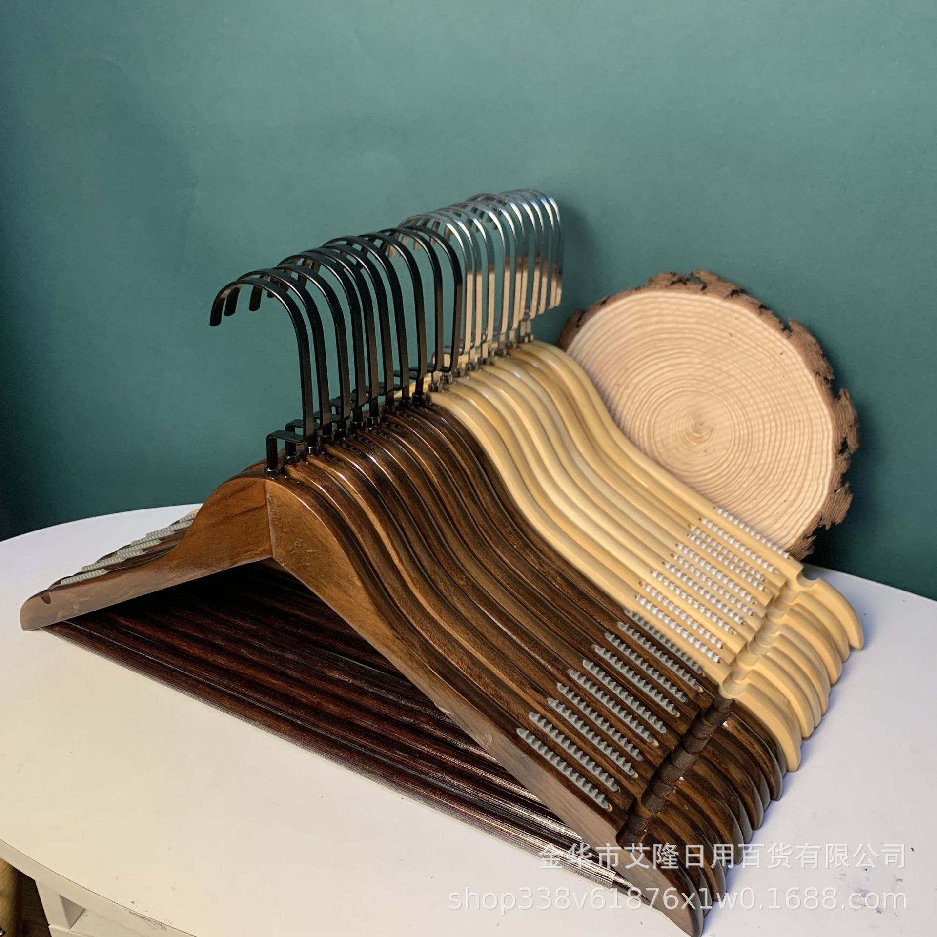 Seamless clothes hanging clothes rack wooden hangers clothing store clothes to hold clothes hanging solid wood non-slip wood hangers wholesale Application Scenario