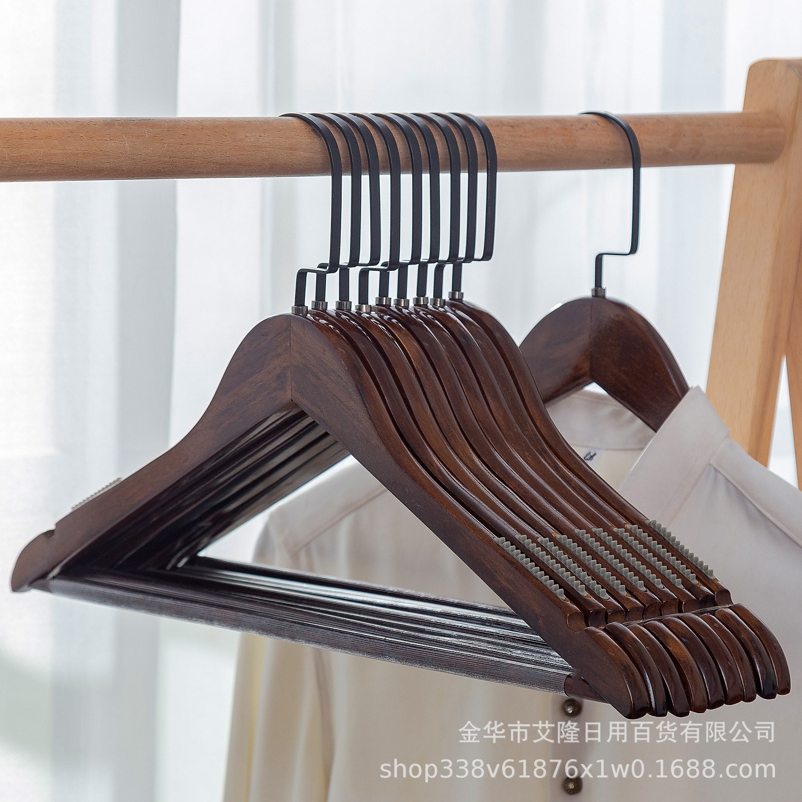 Seamless clothes hanging clothes rack wooden hangers clothing store clothes to hold clothes hanging solid wood non-slip wood hangers wholesale details Picture
