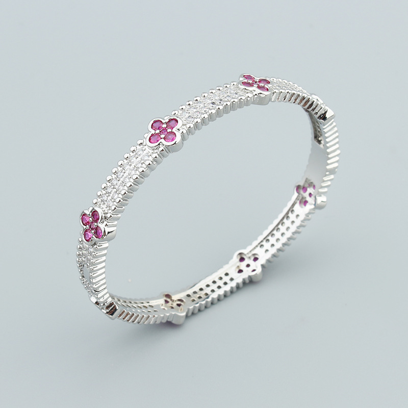 Fashionable and versatile lucky four-leaf clover bracelet with slightly inlaid mixed-color zirconium detail image 7