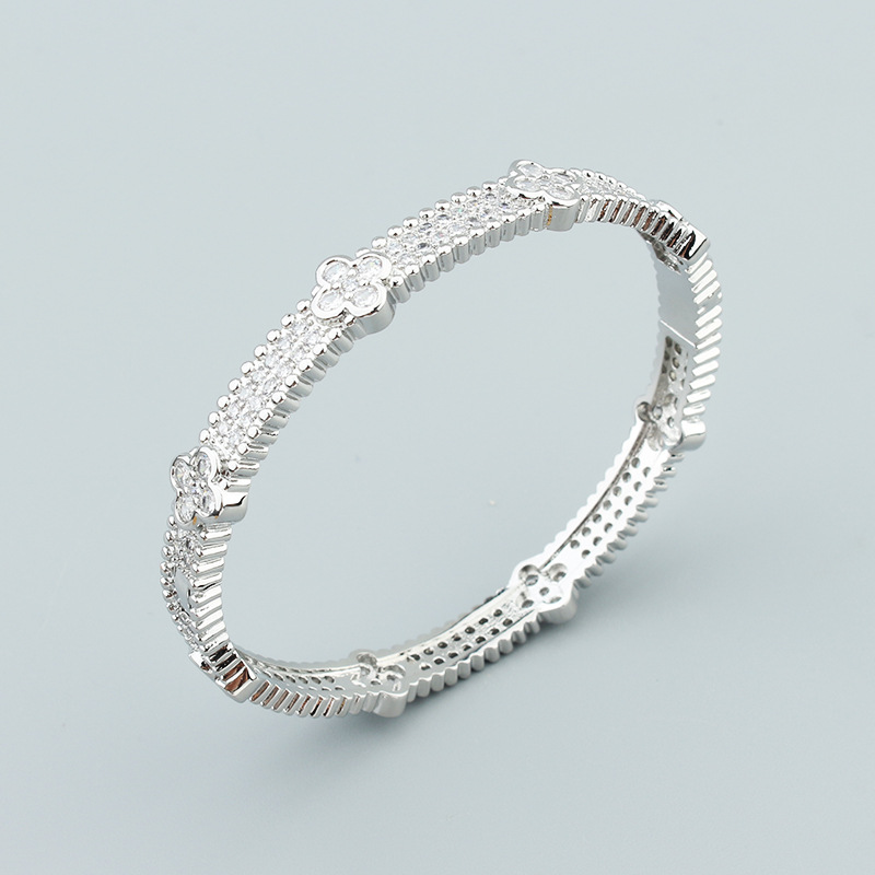 Fashionable and versatile lucky four-leaf clover bracelet with slightly inlaid mixed-color zirconium detail image 3