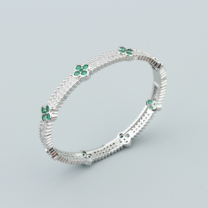 Fashionable and versatile lucky four-leaf clover bracelet with slightly inlaid mixed-color zirconium detail image 4
