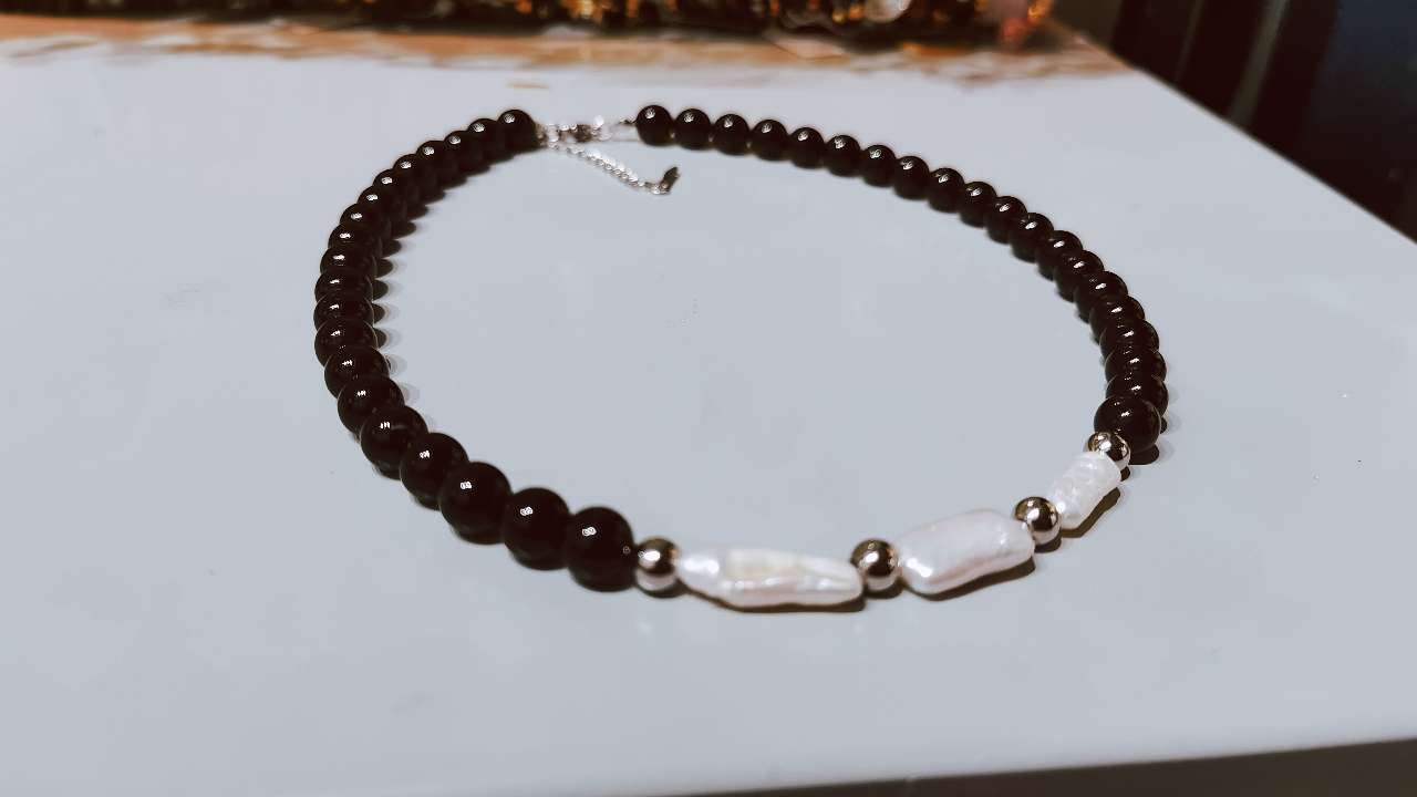 Baroque pearls, black agate detail image 1