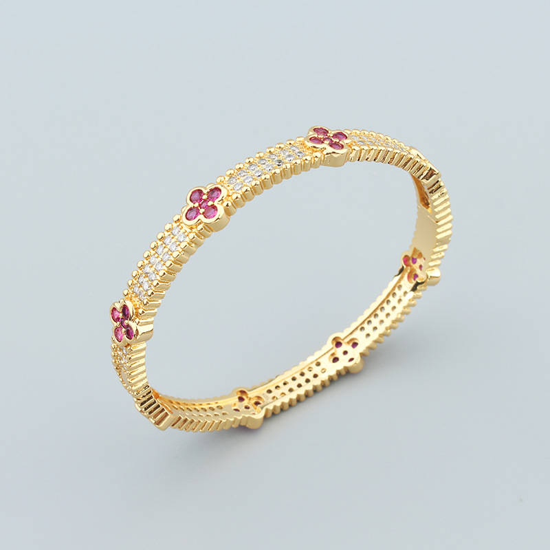 Fashionable and versatile lucky four-leaf clover bracelet with slightly inlaid mixed-color zirconium detail image 2