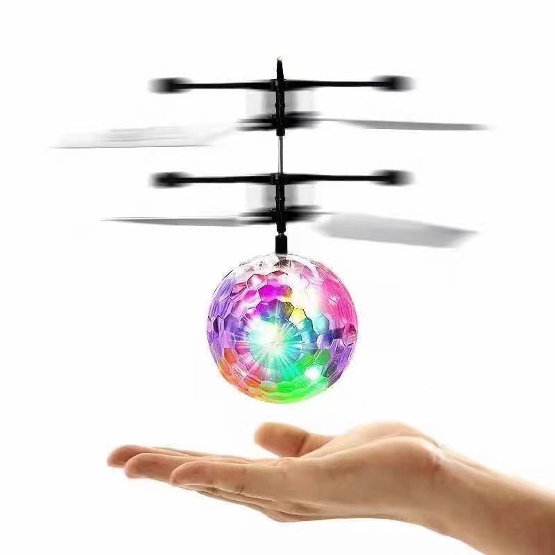 跨境热卖感应飞行器儿童发光玩具七彩水晶球感应飞行球礼品批发