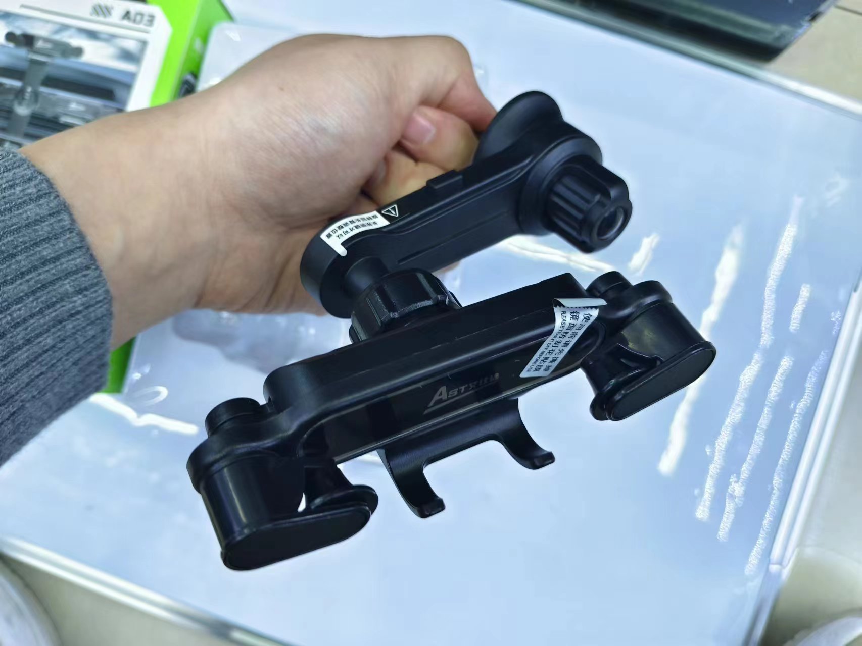 A03 Extension lever outlet car phone stand Application Scenario