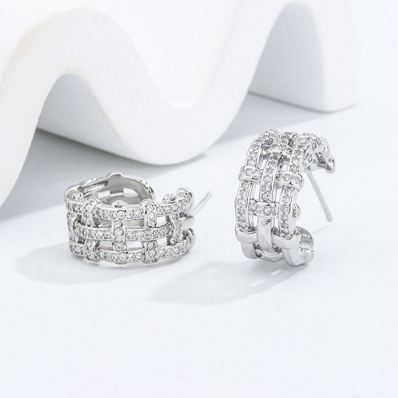 The niche design sense, micro-inlaid zircon 2023 new style, elegant ear studs, cold style, high-end ear rings, light luxury earrings detail image 5