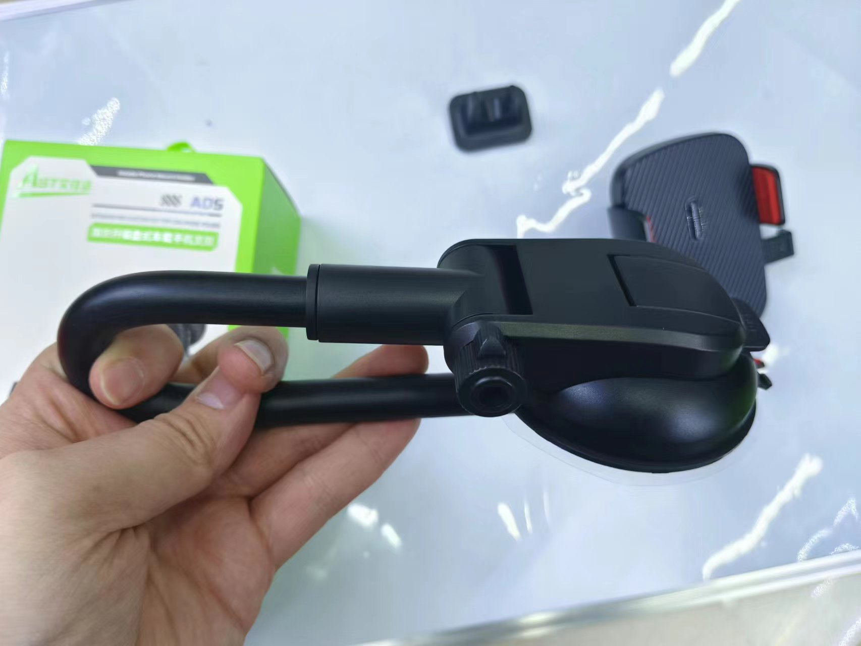 A05 Extension rod suction cup type car phone stand Item Picture