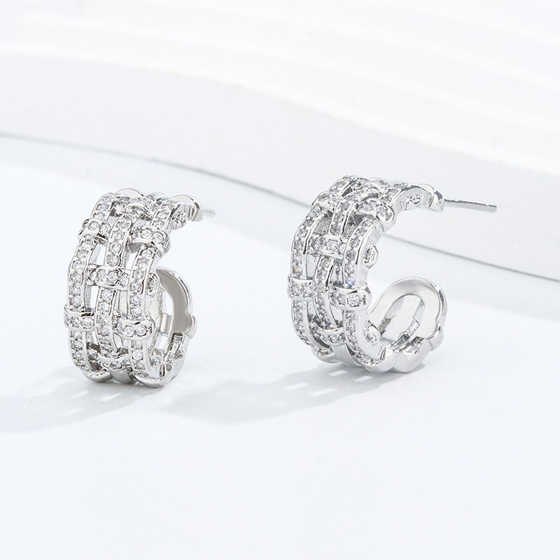 The niche design sense, micro-inlaid zircon 2023 new style, elegant ear studs, cold style, high-end ear rings, light luxury earrings detail image 3