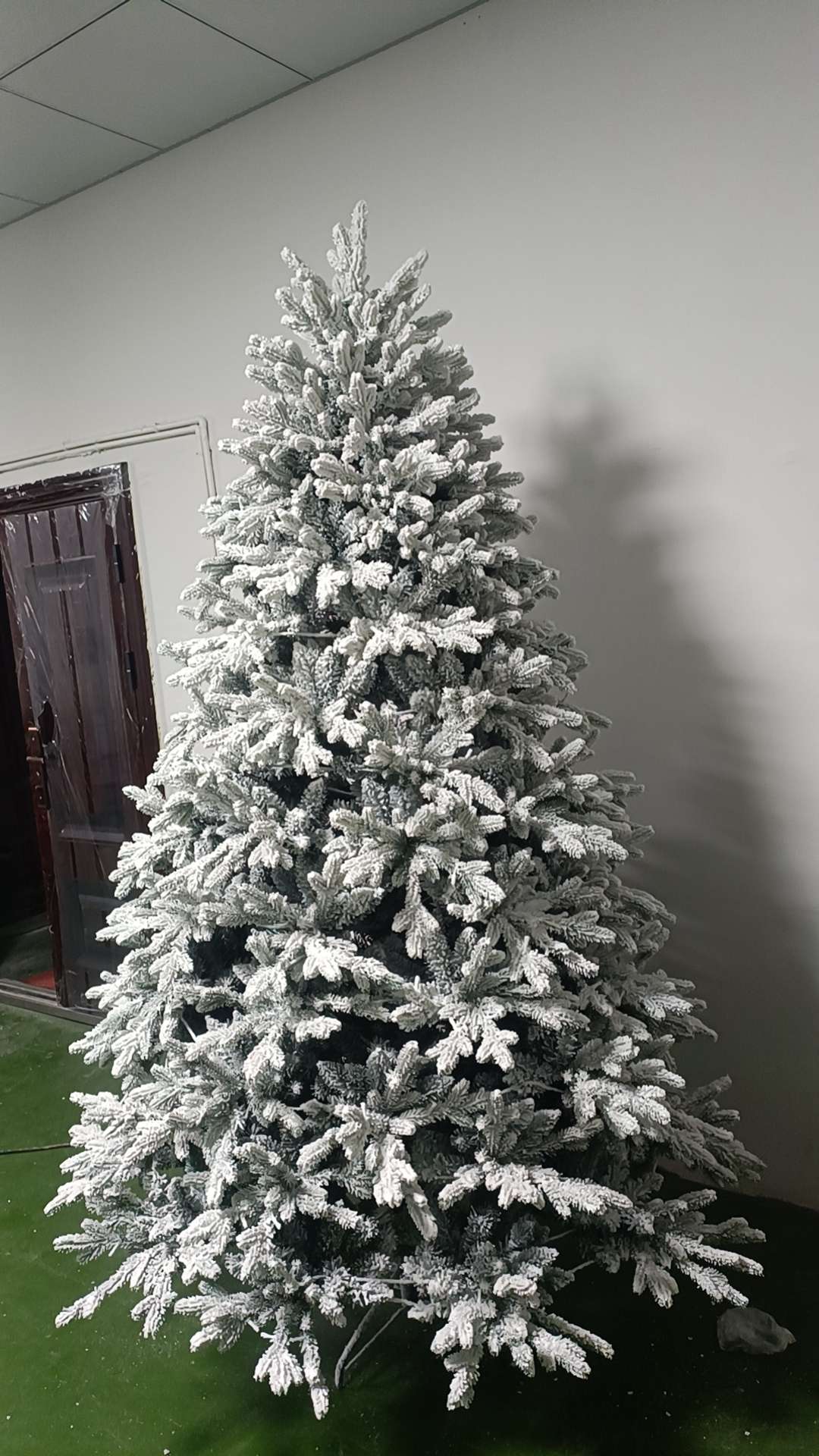Wholesale of best-selling 1.8-meter flocking trees