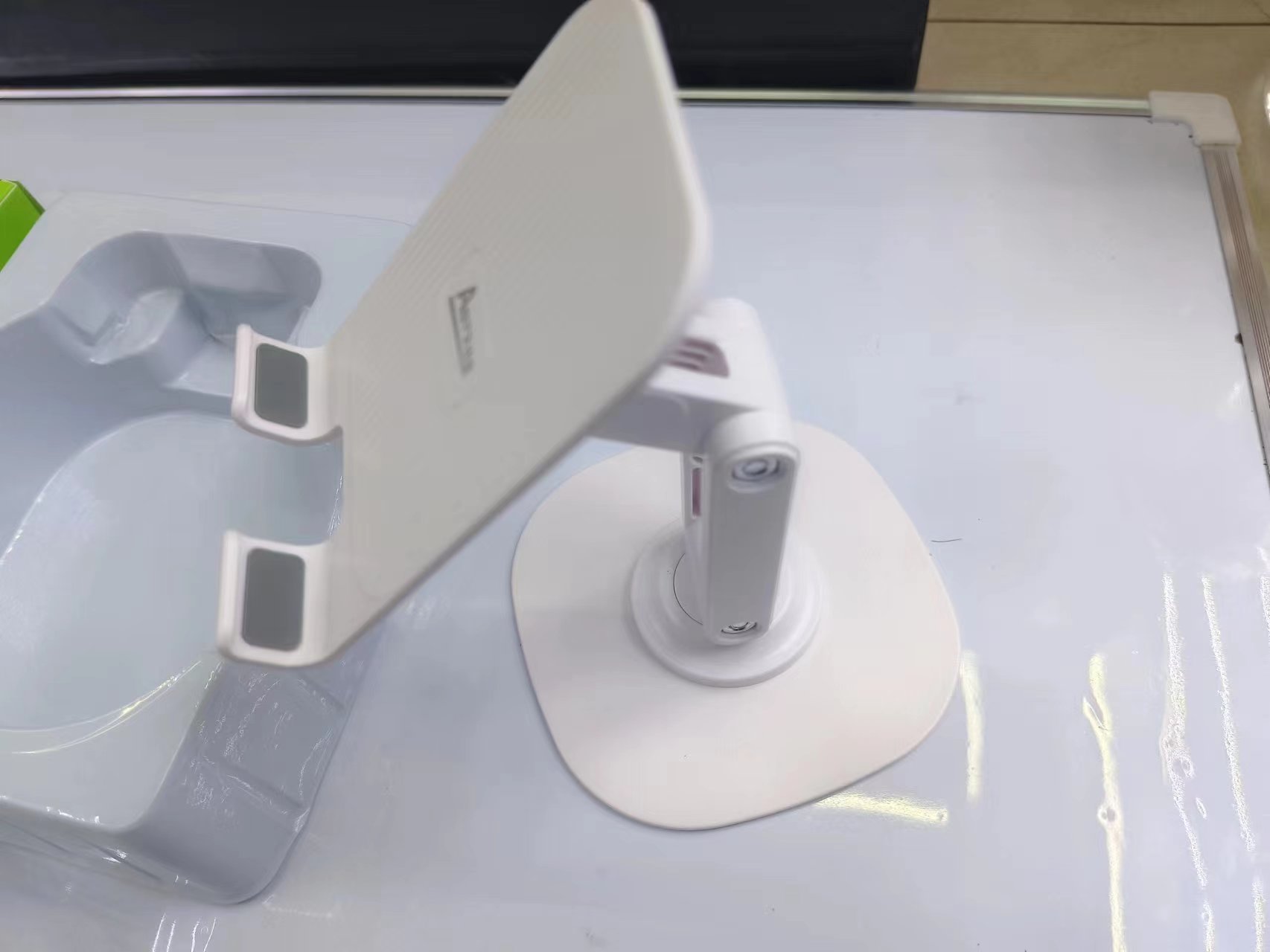 A11 Rotate desktop phone stand 360 degrees Application Scenario