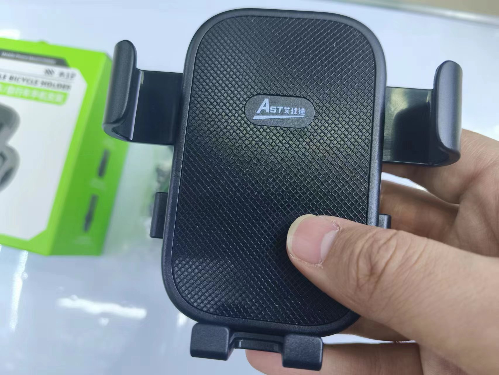 A12 Motorcycle/bicycle handlebar phone holder Application Scenario