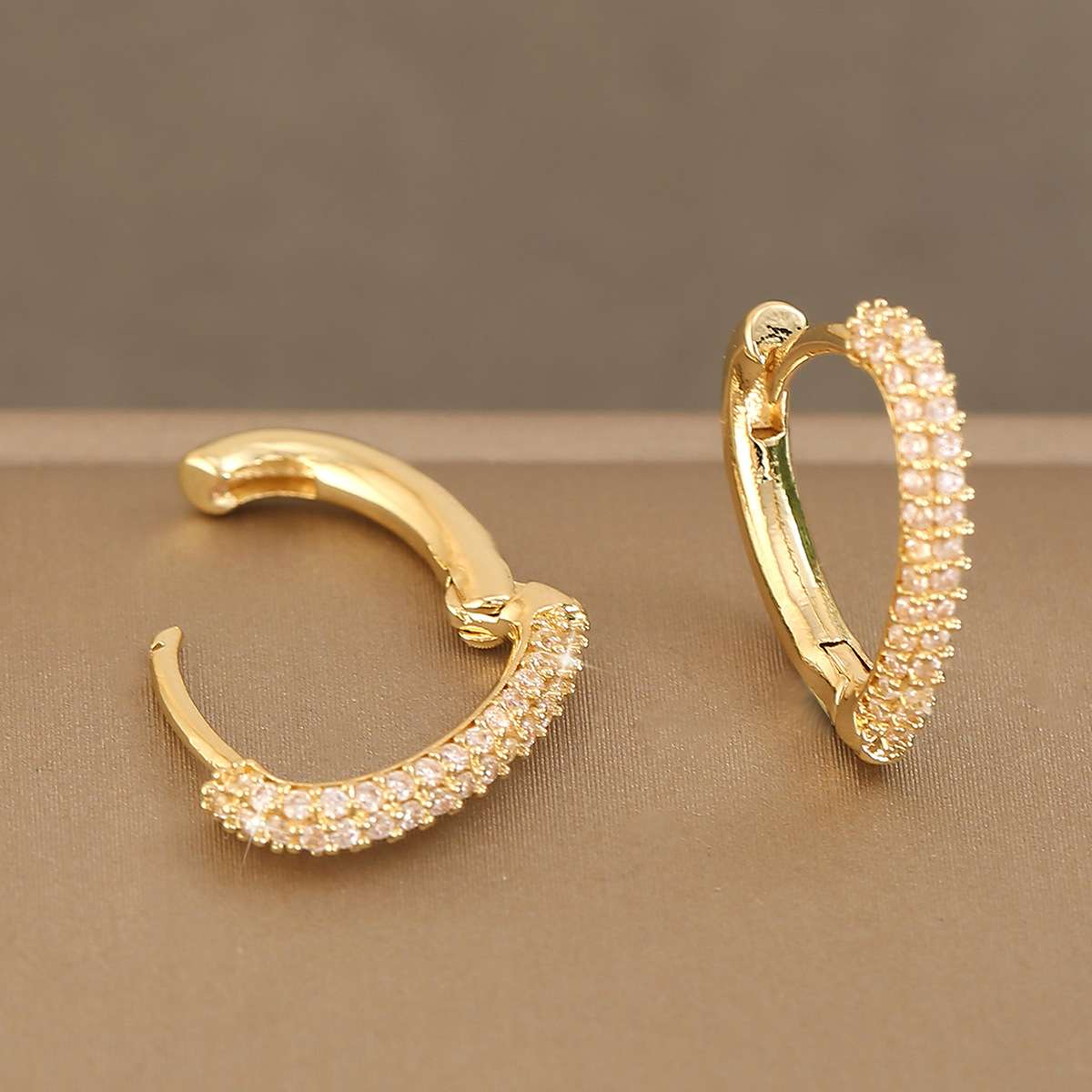 Europe and the United States luxury temperament copper zirconium heart-shaped ear buckle cross-border fashion sweet love earrings full figure