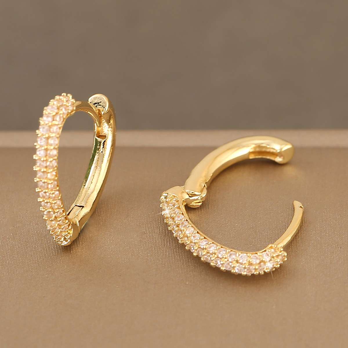Europe and the United States luxury temperament copper zirconium heart-shaped ear buckle cross-border fashion sweet love earrings Item Picture
