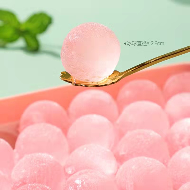 Homemade ice cube box Ice grater Refrigerator with lid Creative ice grater home ice food box Application Scenario