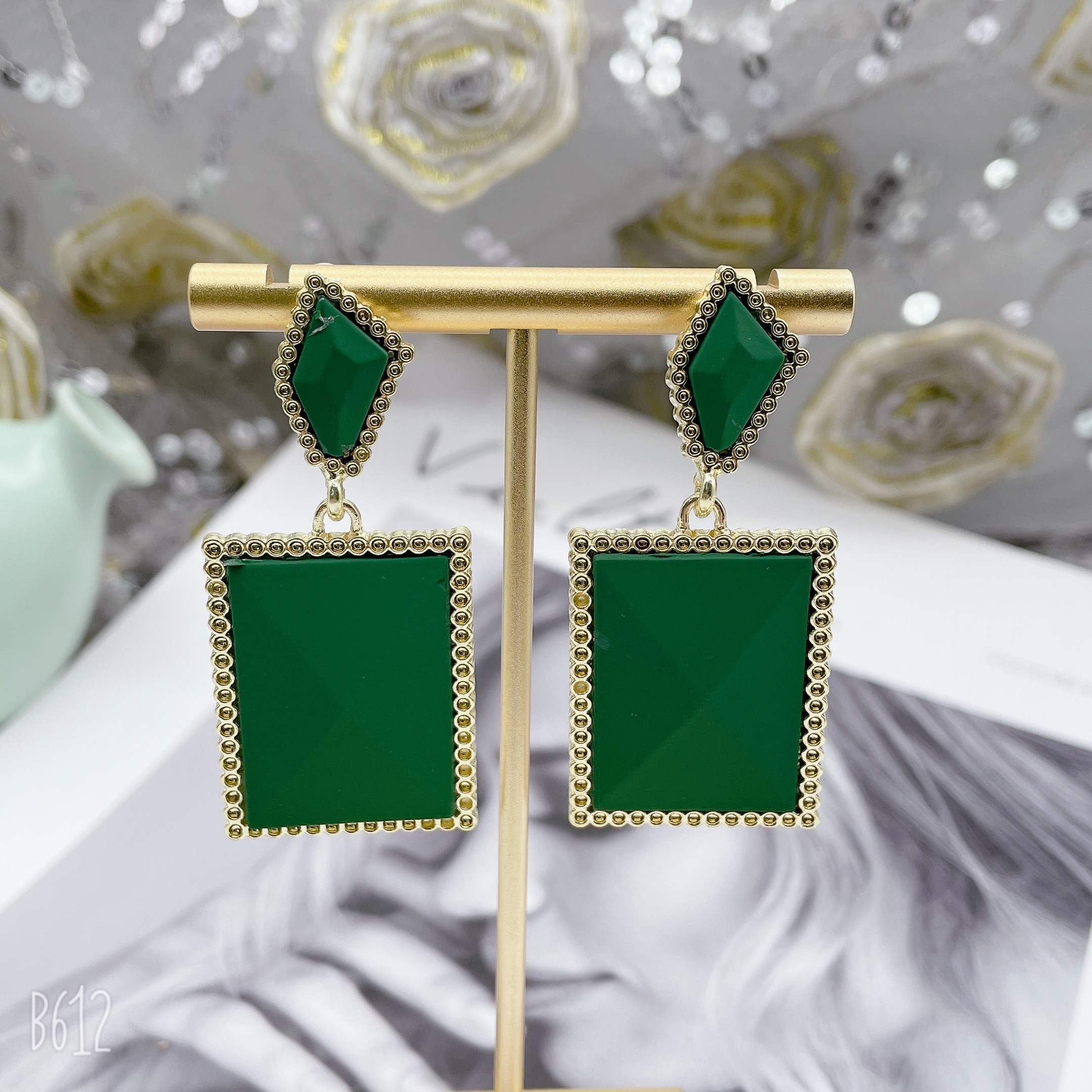 New earrings from Dongdaemun, South Korea, Morandi multi-color earrings, fashionable and versatile, popular and trendy earrings, exaggerated and elegant stud earrings for women Application Scenario