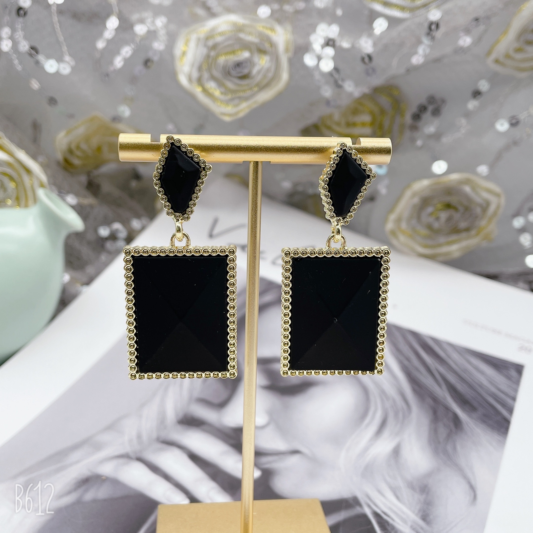 New earrings from Dongdaemun, South Korea, Morandi multi-color earrings, fashionable and versatile, popular and trendy earrings, exaggerated and elegant stud earrings for women Specification image